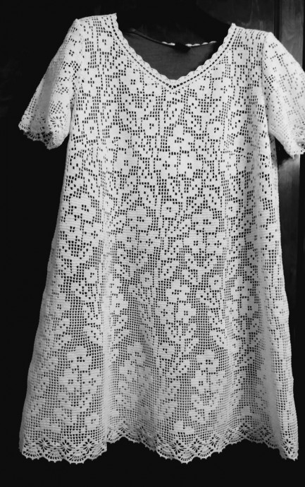 Филейное вязание: платье с цветочным узором