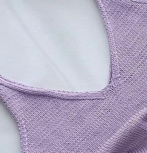 Сиреневый топ, связанный спицами