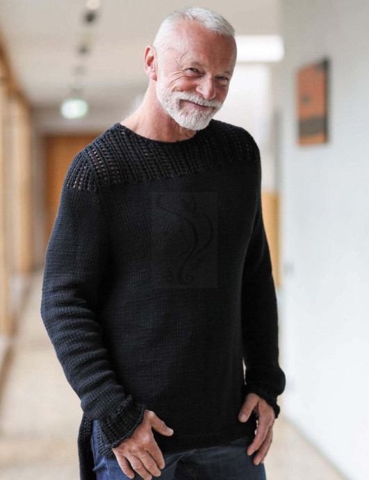 Чёрный мужской джемпер, связанный спицами &mdash; классика, которая никогда не выходит из моды