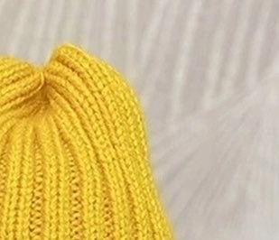 Желтая балаклава, связанная спицами