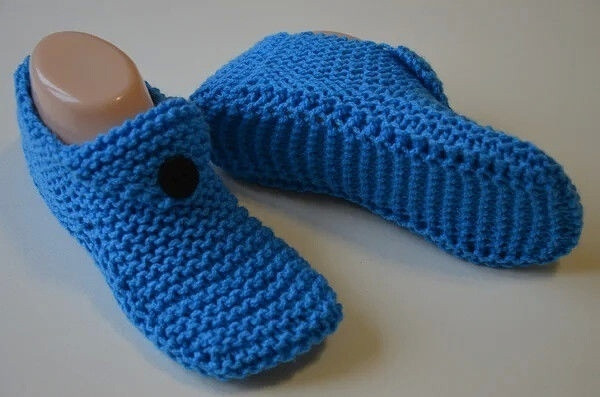Домашние тапочки двумя спицами без швов