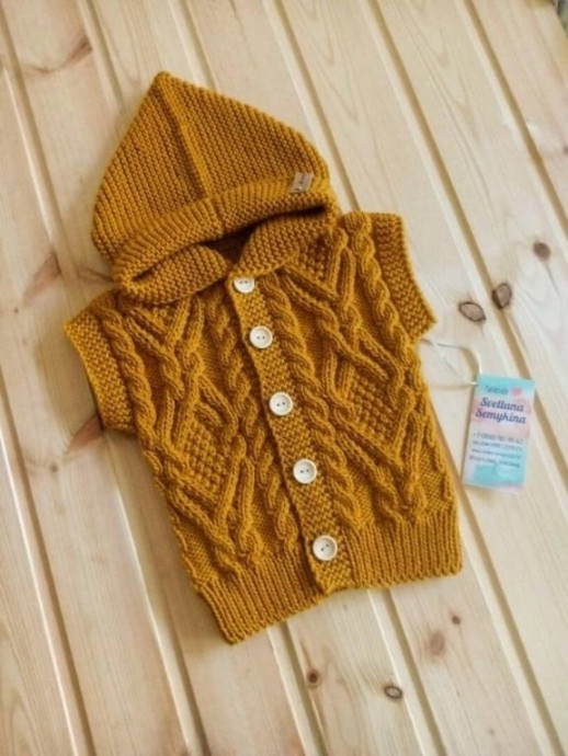 Золотисто-горчичный жилет с капюшоном для ребенка