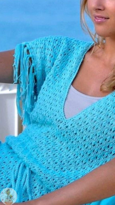 Голубая блуза спицами и крючком