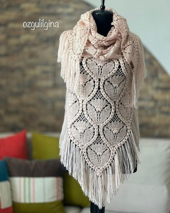 Пудровая ажурная шаль, связанная крючком