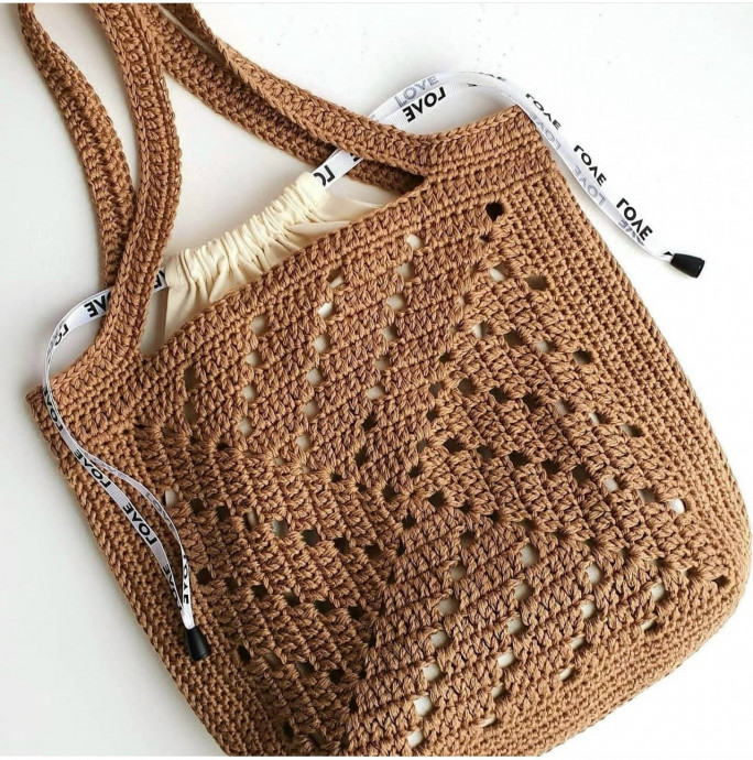 ​Коричневая летняя сумка из больших квадратных мотивов