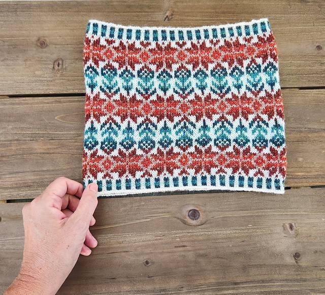 Яркий жаккардовый снуд — акцент, который делает образ