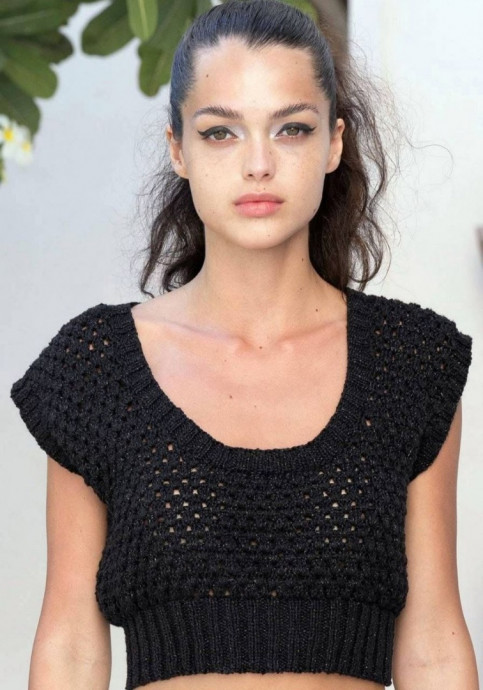 Чёрный кроп-топ крючком &mdash; летняя классика с характером