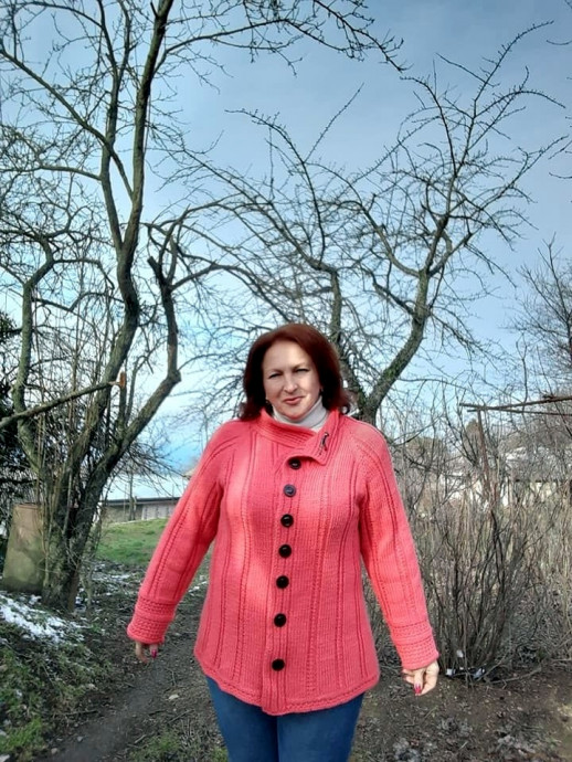 Красный кардиган на спицах