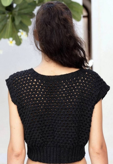 Чёрный кроп-топ крючком &mdash; летняя классика с характером