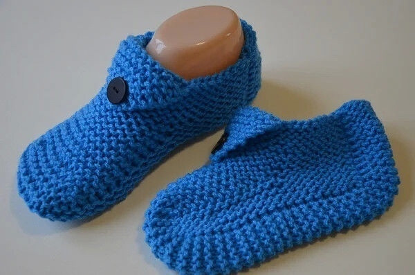 Домашние тапочки двумя спицами без швов