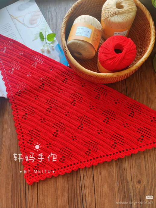 Красная косынка, связанная крючком с узорами мухоморов &mdash; это смелый акцент