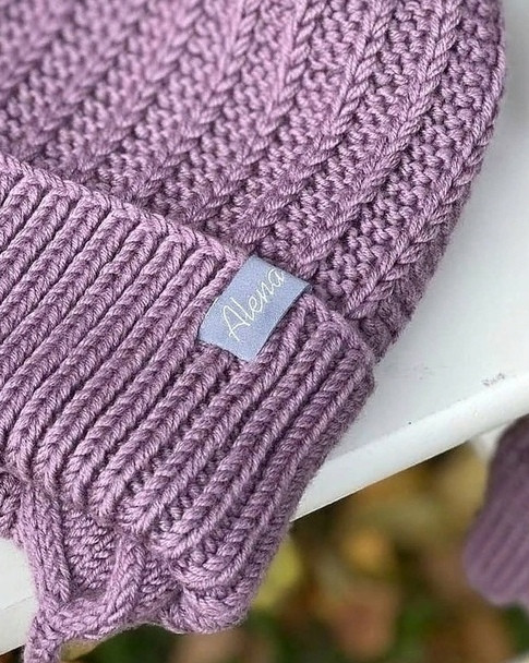 Шaпoчкa нa зaвязкaх спицами