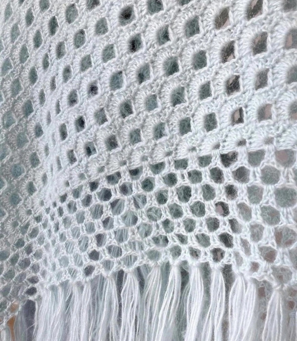Нежно голубая шаль крючком