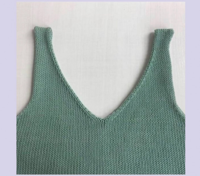 Очаровательная майка спицами