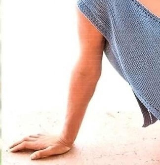 Короткий топ с боковыми разрезами