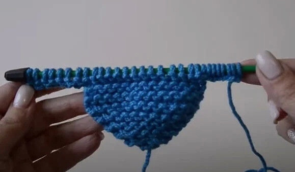 Домашние тапочки двумя спицами без швов