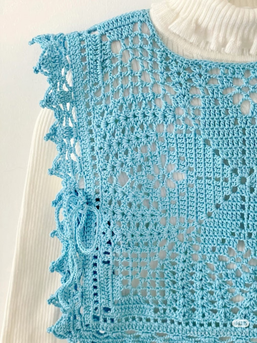 Ажурный голубой жилет крючком — лёгкость, стиль и индивидуальность