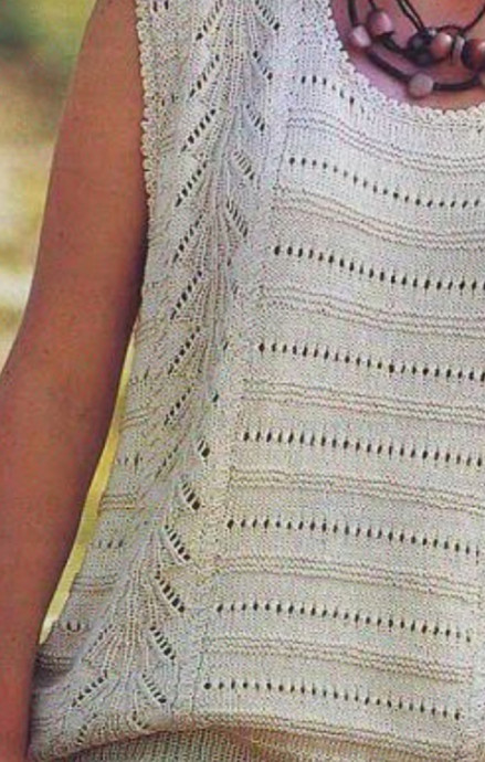 Женский светлый топ, связанный спицами: базовая вещь с характером