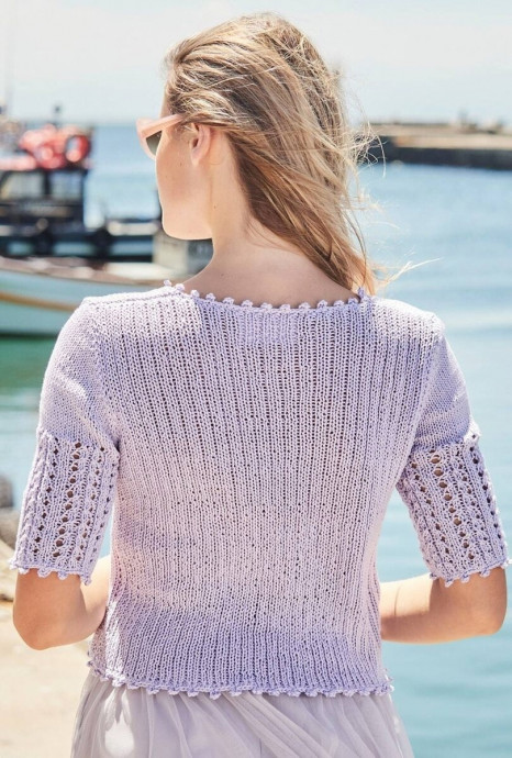 Кофточка с короткими рукавами на пуговицах.