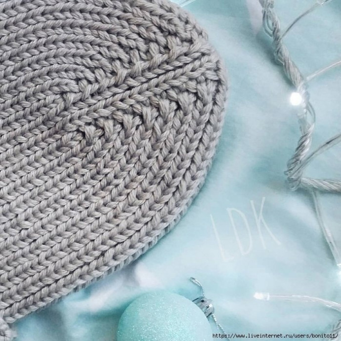 Шапочка на весну, вяжем спицами