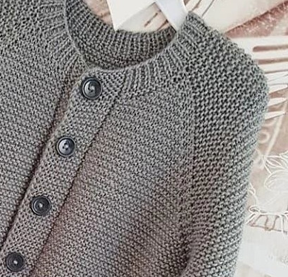 Детский серый бомбер спицами
