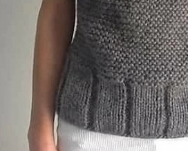 Серая безрукавка, связанная спицами