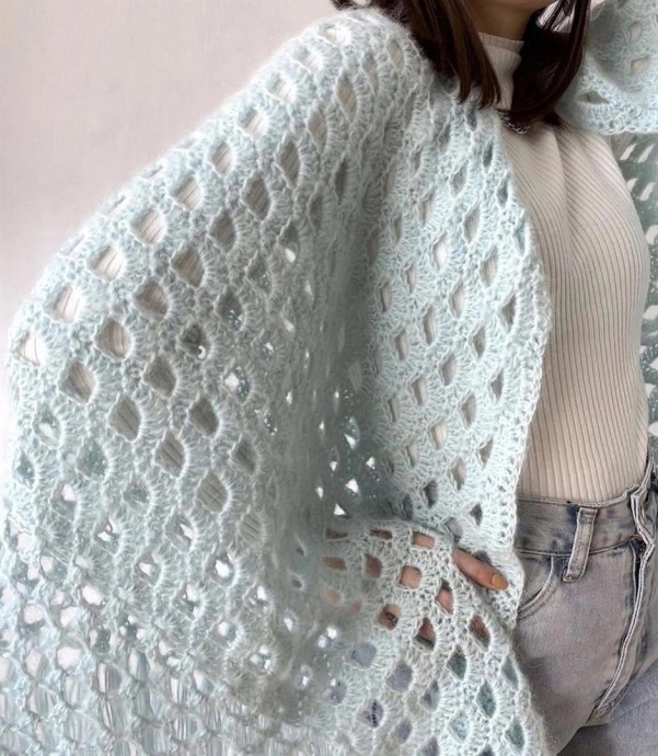 Нежно голубая шаль крючком