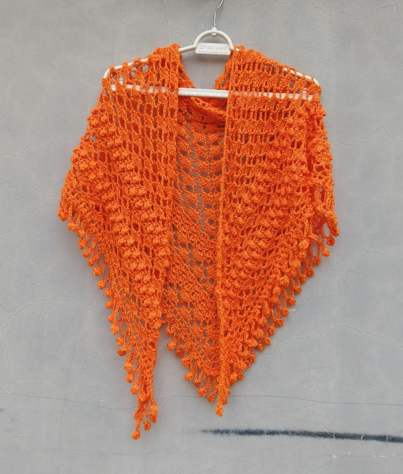 Лёгкая летняя шаль оранжевого цвета, связанная крючком