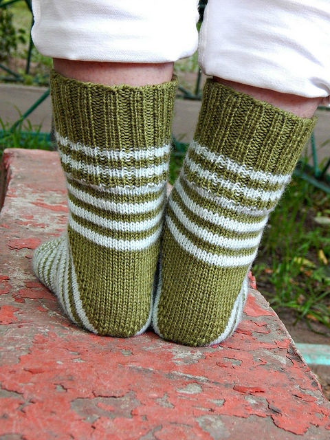 "Гусеница&rdquo; &ndash; полосатые носки от мыска с клином подъема стопы