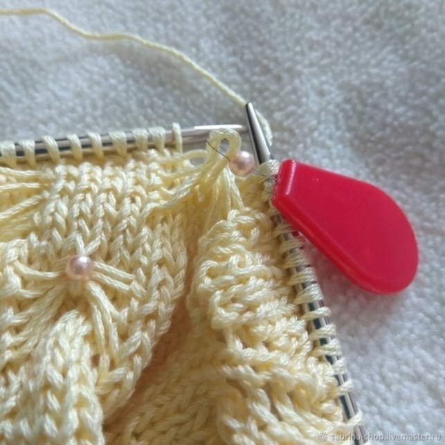 Ввязываем бусины в полотно