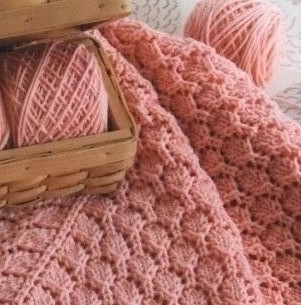 Нежный плед спицами