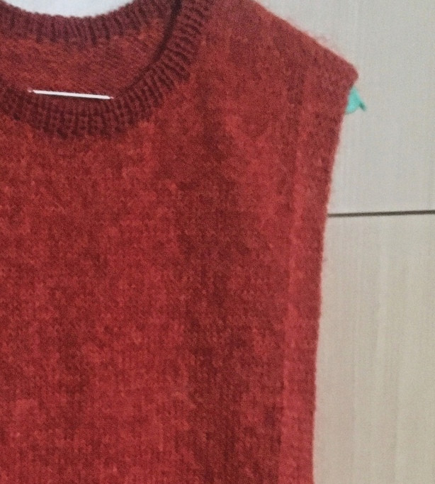 Жилет-безрукавка на завязках спицами