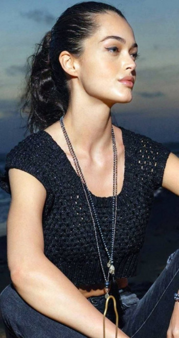 Чёрный кроп-топ крючком &mdash; летняя классика с характером