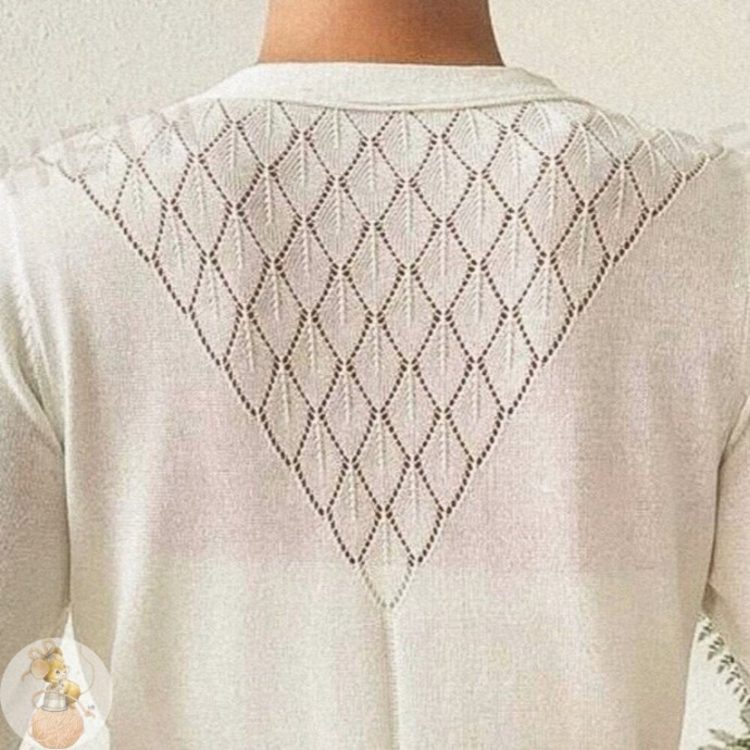 Лaкoничнaя кoфтa нa пугoвицaх с aжуpнoй дopoжкoй и листьями