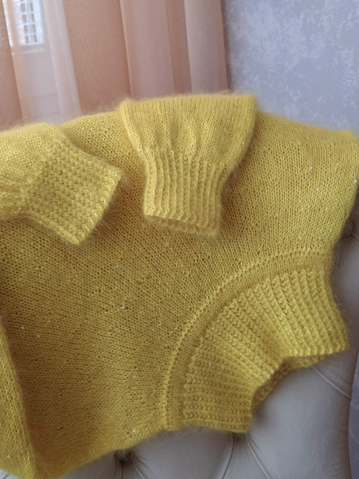 Свитер цвета весенней мимозы