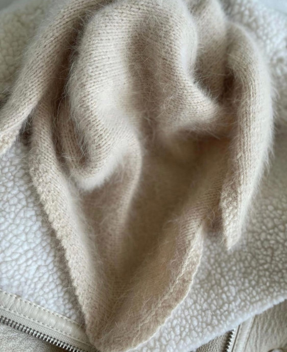 Уютная косынка спицами