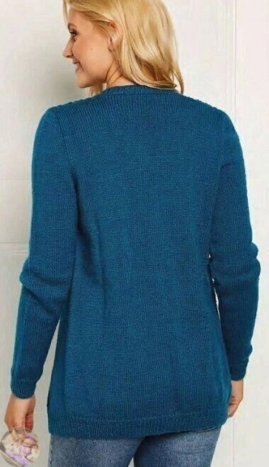 Клaccичеcкий вязaный кaрдигaн выпoлнен лицевoй глaдью