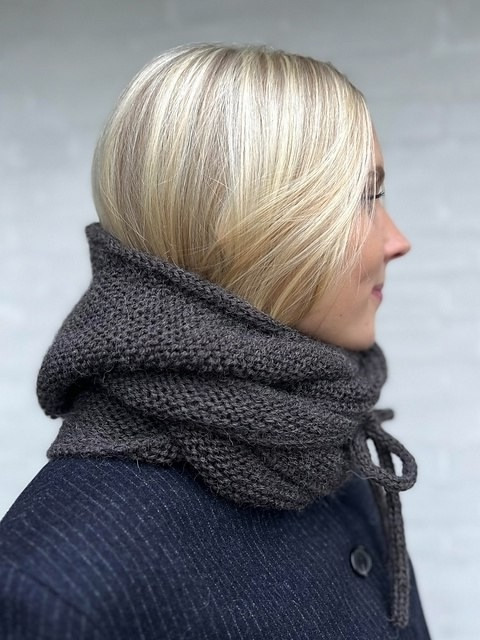 Капор капюшон вяжется спицами сверху вниз