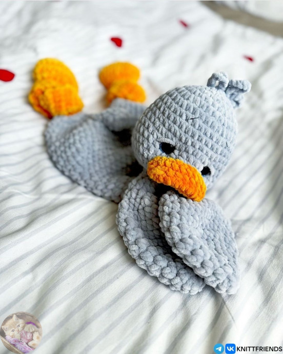 Комфортер &laquo;Гусёнок&raquo;, связанный крючком &mdash; маленький друг для больших чувств