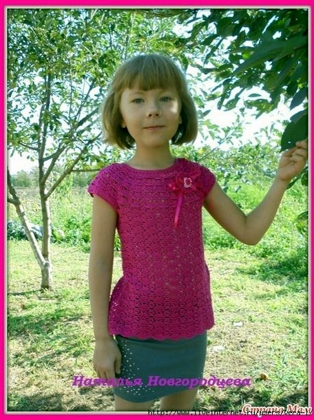 Малиновый топ крючком для ребёнка &mdash; ярко, удобно и по-летнему радостно