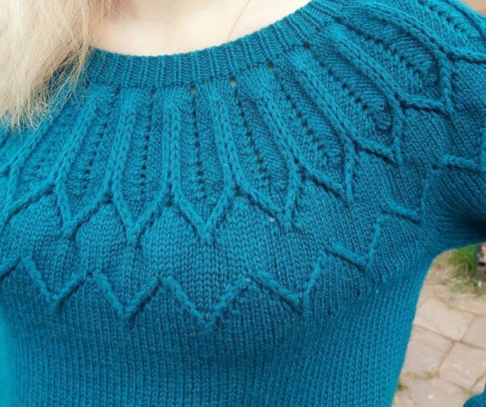 Синий джемпер спицами
