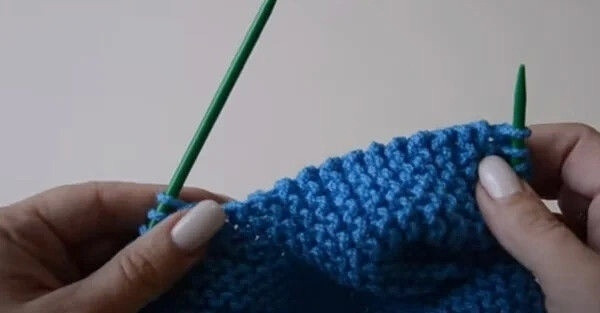 Домашние тапочки двумя спицами без швов