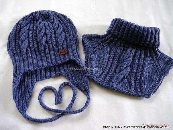 Комплект из детской шапки и манишки спицами