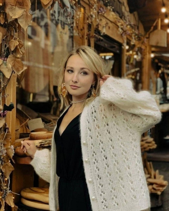 ​Молочный кардиган &mdash; это та самая вещь, которая делает образ нежным