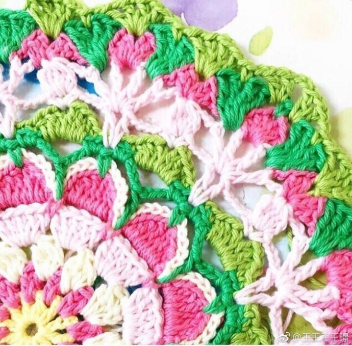 Разноцветная салфетка в форме круга