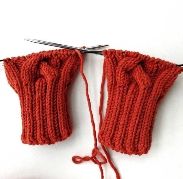 Варежки с косой, вяжем спицами