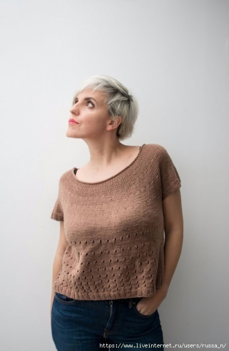 Женская коричневая футболка, связанная спицами &mdash; уют в каждой петле