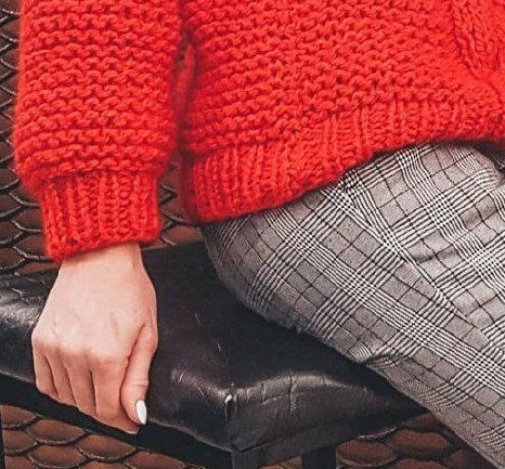 Красный джемпер узор с косой, вяжем спицами