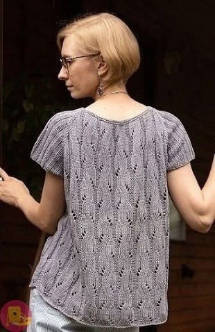 ​Серебристая футболка, связанная спицами