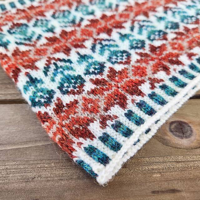 Яркий жаккардовый снуд — акцент, который делает образ